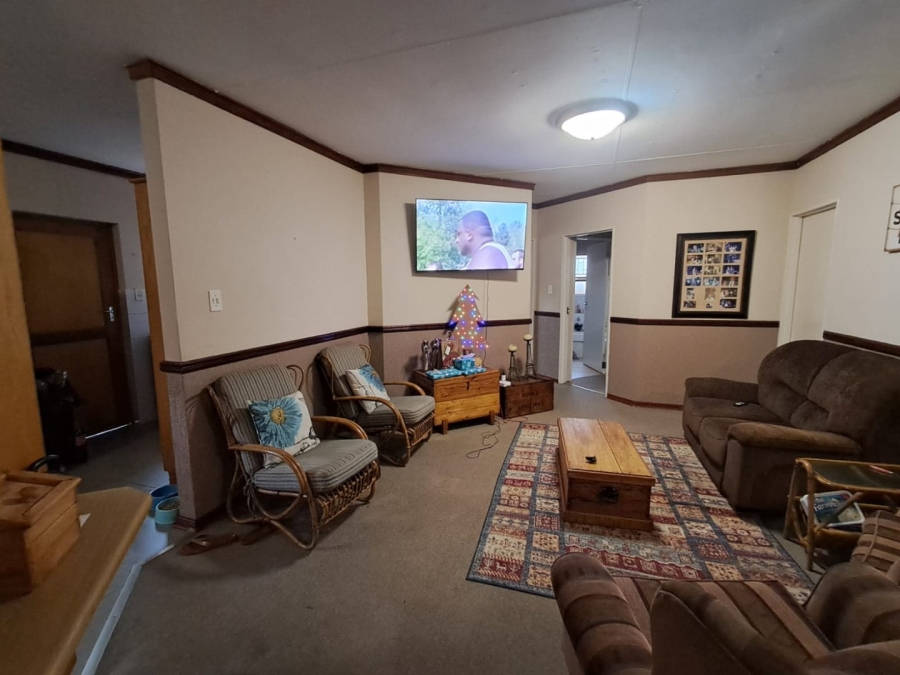 5 Bedroom Property for Sale in Langenhovenpark Free State